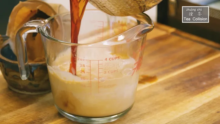 Prepare milk tea: Add evaporated milk to a measuring cup or pitcher. Pour the brewed tea from a high position (tea collision). Stir in sugar.