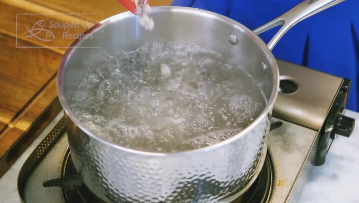 Cook tapioca pearls: Boil 1 1/2 liters of water, add tapioca pearls, and cook until they float. Partially cover and boil for 4 minutes over medium heat.