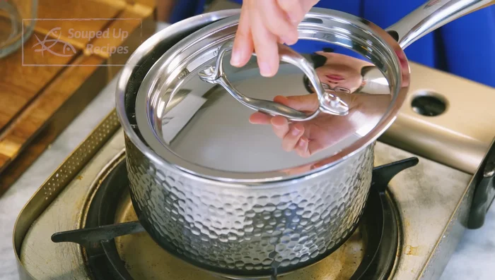 Boil water and transfer it to another container to cool slightly (chongcha). Pour onto the tea leaves through the filter.