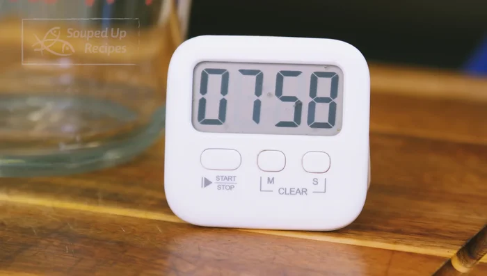 Steep over low heat for 8 minutes (jua), maintaining just below boiling point to avoid bitterness.