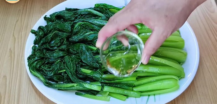 Drizzle onion oil (optional) over the choy sum.