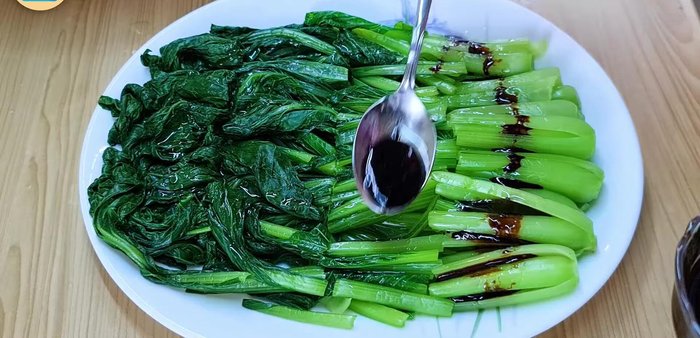Pour wantan sauce evenly over the choy sum.