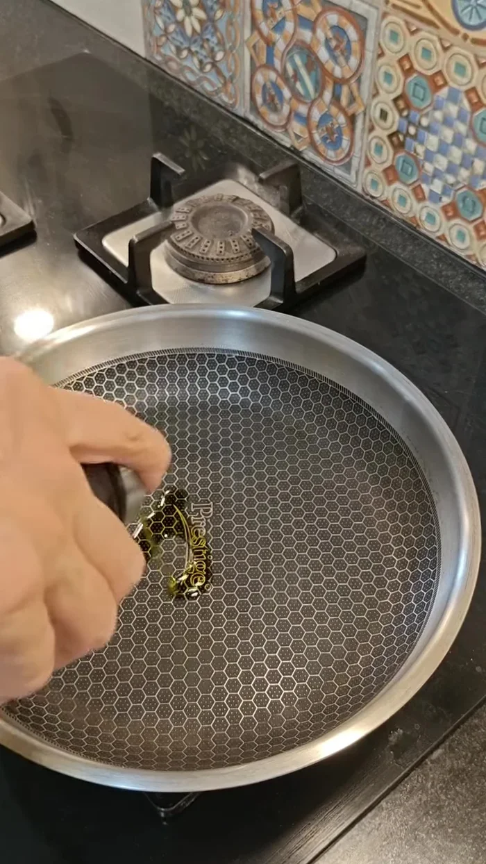 Heat oil in a frying pan. Add garlic and chili; fry until color changes (do not brown).
