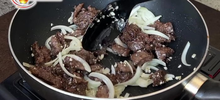 Combine beef and seasonings: Add the pan-fried beef to the pan with the garlic and onion. Mix in crushed black pepper, soy sauce, and oyster sauce. Let the beef absorb the seasonings.