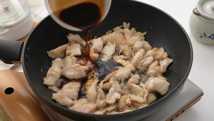 Pour in the sauce, add the previously stir-fried vegetables and bean sprouts. Toss to coat.
