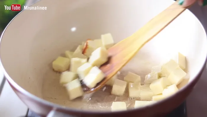 Cut paneer into small pieces and lightly fry until golden brown. Set aside.