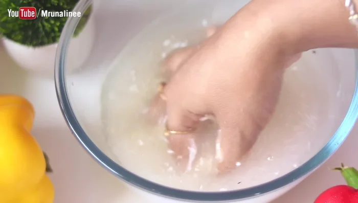 Wash the rice lightly two to three times. Add rice starch or light water and aloe vera. Wash thoroughly until the water runs clear.
